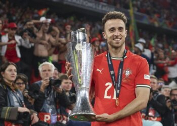 Diogo Jota with the UEFA Nations League Trophy